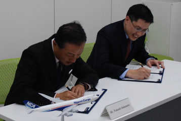 From left: NCA president &  chief executive, Fukashi Sakamo, and SIA Cargo president Chin Yau Seng, sign the memorandum of understanding. Source: Nippon Cargo Airlines