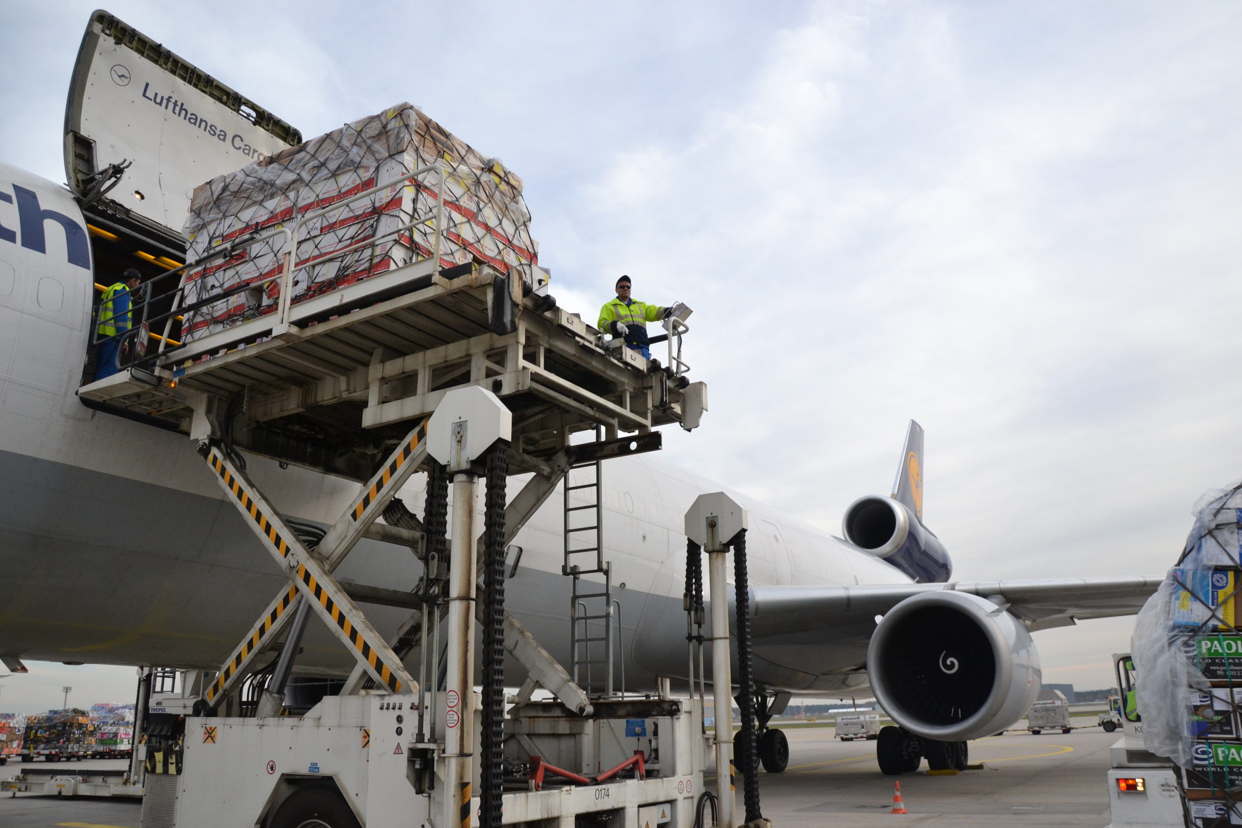 Перевозка грузов воздух. Air Cargo Carriers. Air Cargo 4 двигателя. Грузовые воздушные перевозки. Авиаперевозки грузов.