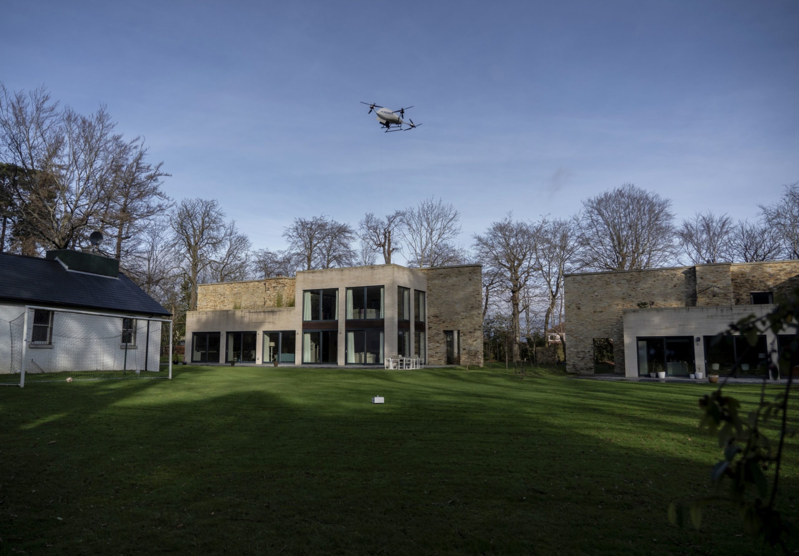 A modular delivery drone designed by Manna Aero, an Ireland-based drone food delivery service, performs a parcel drop during a flight demonstration in the grounds of the house of the company's Chief Executive Officer, Bobby Healy, in south Dublin, Ireland, on Thursday, January 30, 2020. Creator: Paulo Nunes dos Santos
Copyright: © 2020 Bloomberg Finance LP