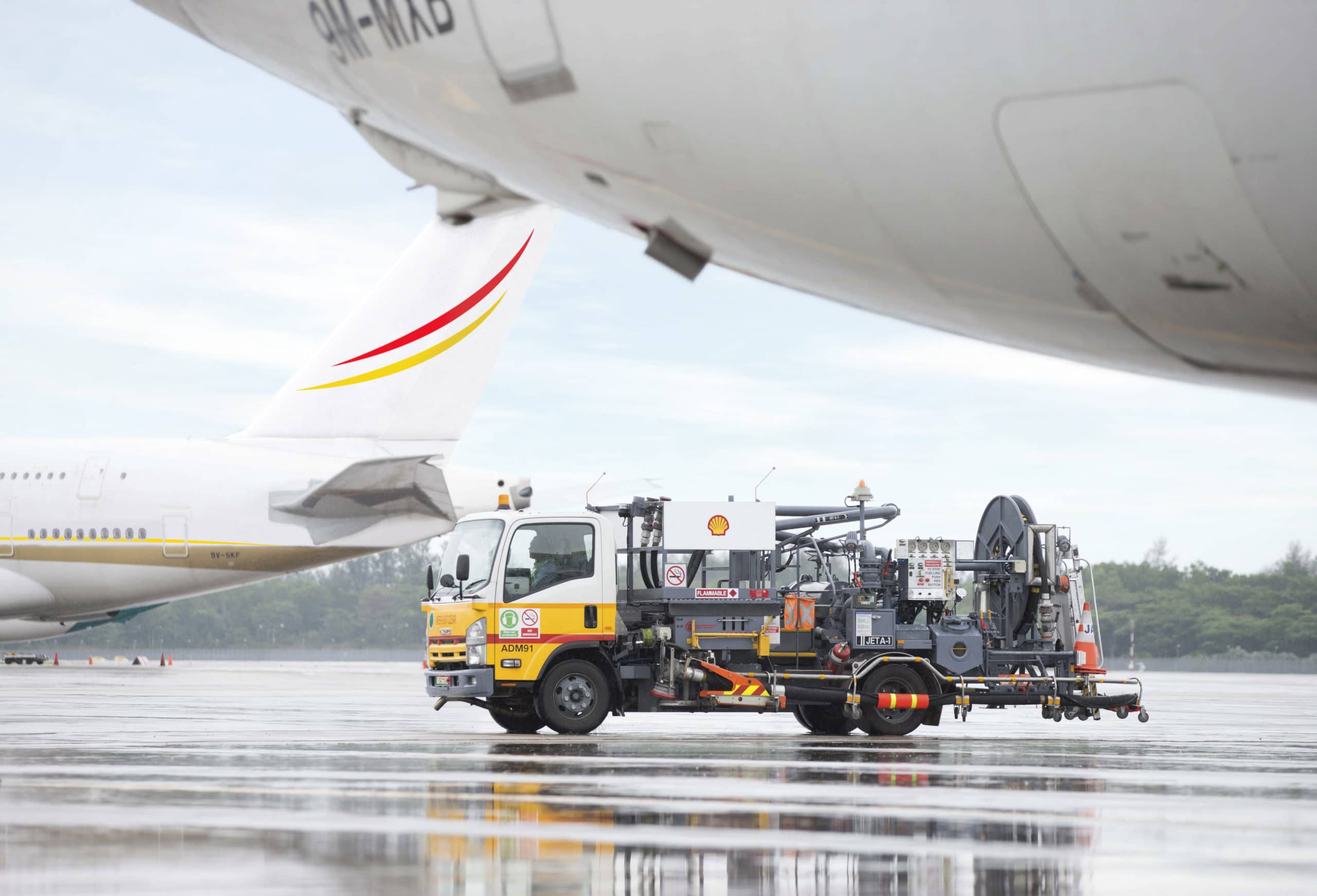 Shell Aviation into-plane refueling operations at Singapore Changi Airport, 2014. Photo courtesy of Shell.