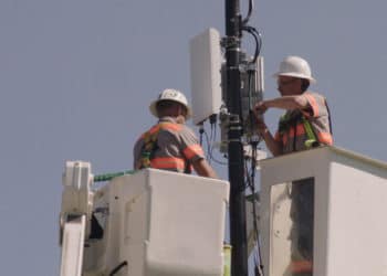 US FAA, wireless companies agree to allow more 5G towers