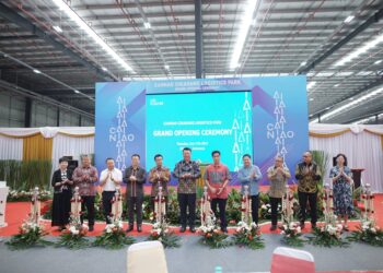 Cainiao executives stand in a row at the grand opening for the Cainiao Cikarang Logistics Park in Indonesia