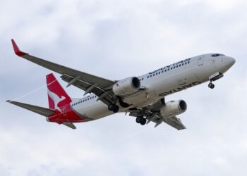 A Qantas Airways jet approaches Sydney Airport.(Courtesy/Bloomberg)
