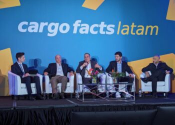 Panelists at CF LATAM in Panama discuss current market trends and e-commerce growth in Latin America. From left, Guillermo Ochovo, director at Cargo Facts Consulting, Jaime Alvarez, senior director of cargo at Copa Airlines,  Andres Bianchi, chief executive at LATAM Cargo, Diogo Elias, senior vice president at Avianca Cargo, and  Pablo Rousselin, vice president of aviation and general manager for Panama at DHL Express.
(Photo/Cargo Facts)